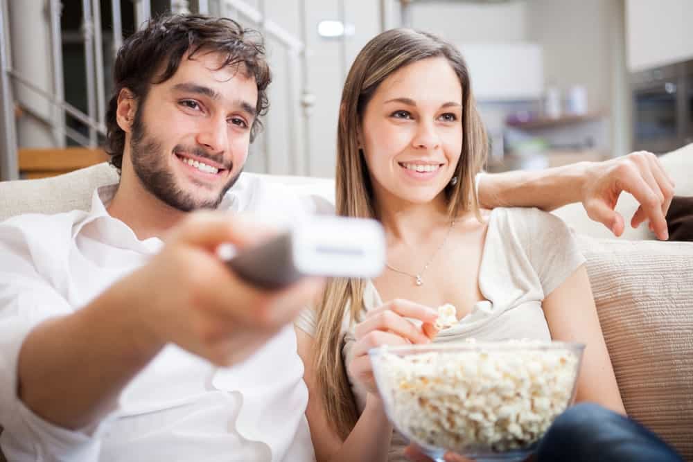 Par ser tv og spiser popcorn